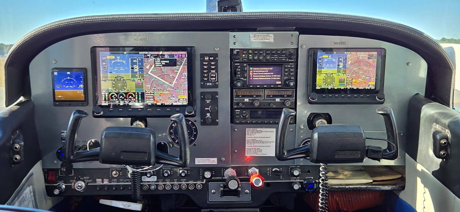 Dual glass cockpit avionics in Cessna 172 N84582